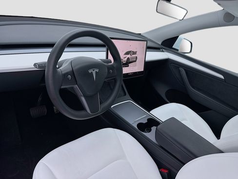 Used 2024 Tesla Model Y Long Range image 7