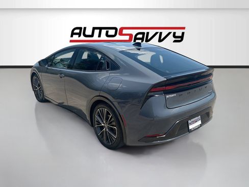 Used 2026 Toyota Prius XLE FWD image 5