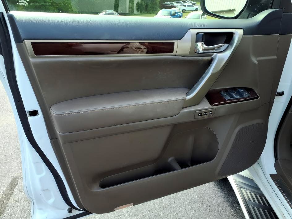 Used 2018 Lexus GX 460 Premium w/ Premium Package AWD/4WD image 17