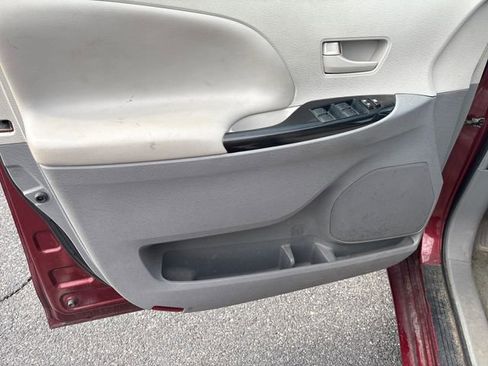 Used 2012 Toyota Sienna LE FWD image 16