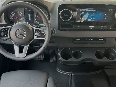 Used 2024 Mercedes-Benz Sprinter 2500 image 13
