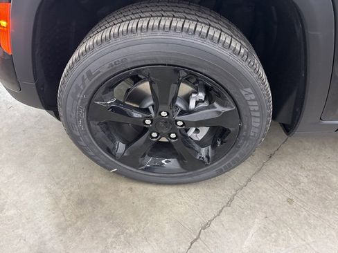 New 2025 Jeep Grand Cherokee Altitude image 21