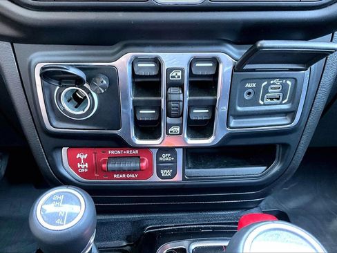 Used 2022 Jeep Gladiator Rubicon w/ LED Lighting Group AWD/4WD image 17