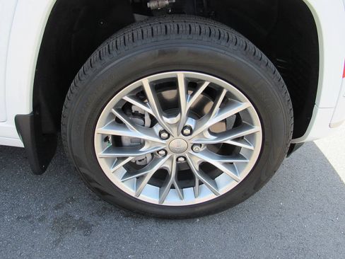 Used 2025 Jeep Grand Cherokee L Summit AWD/4WD image 13