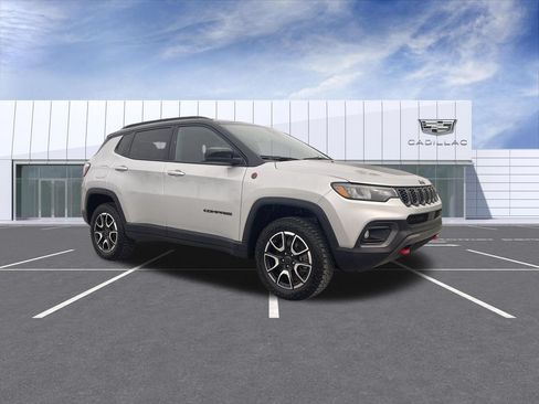 Used 2025 Jeep Compass Trailhawk AWD/4WD image 2