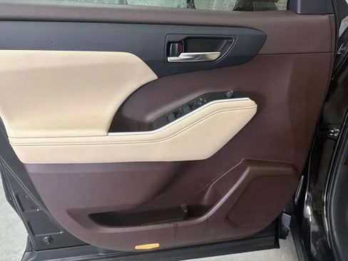 Used 2021 Toyota Highlander XLE FWD image 9