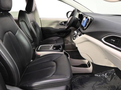 Used 2023 Chrysler Pacifica Touring-L FWD image 16
