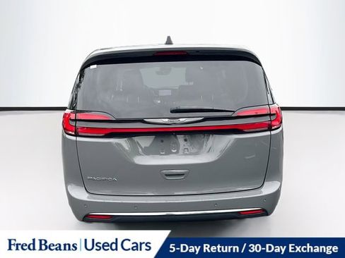 Used 2023 Chrysler Pacifica Touring-L FWD image 7