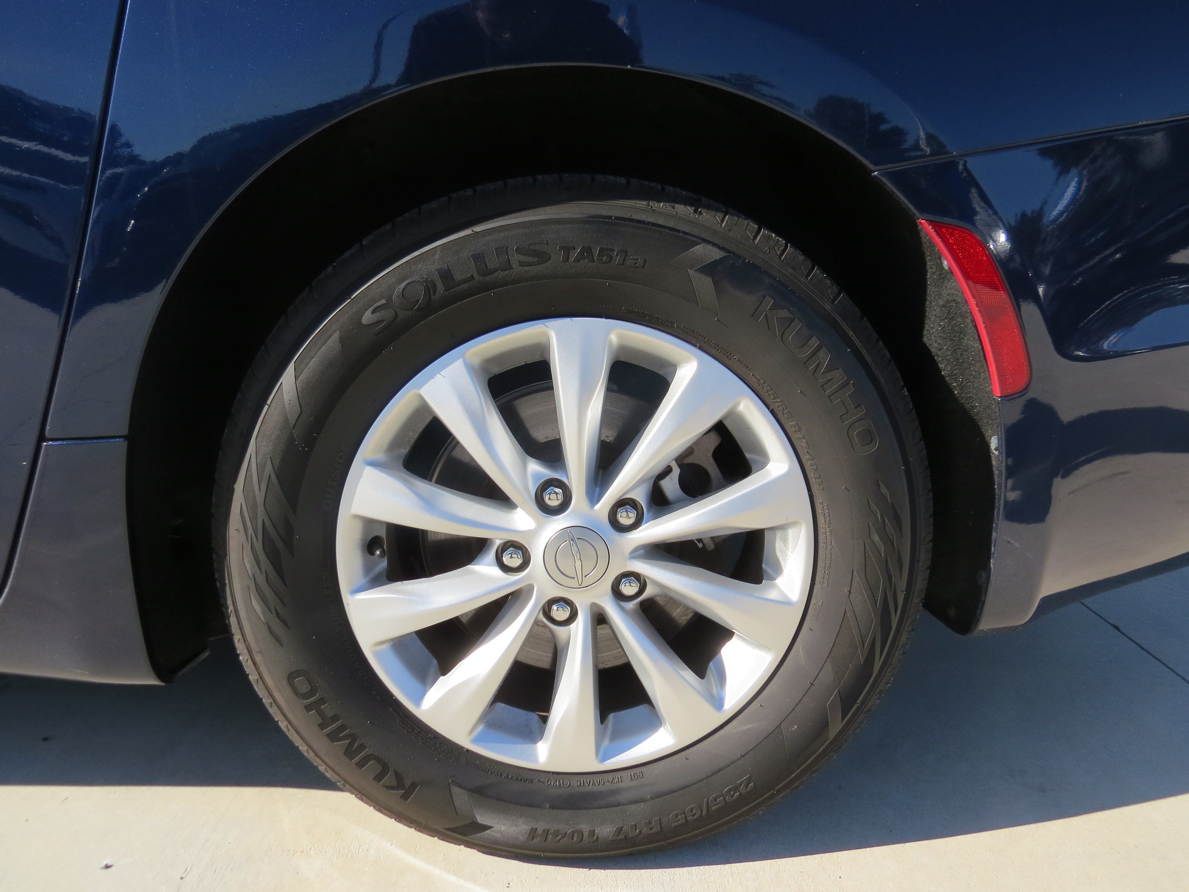 Used 2018 Chrysler Pacifica Touring Plus FWD image 13