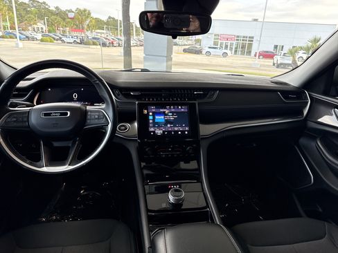 Used 2021 Jeep Grand Cherokee L Laredo w/ Luxury Tech Group I image 2