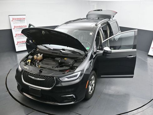 Used 2023 Chrysler Pacifica Limited image 26