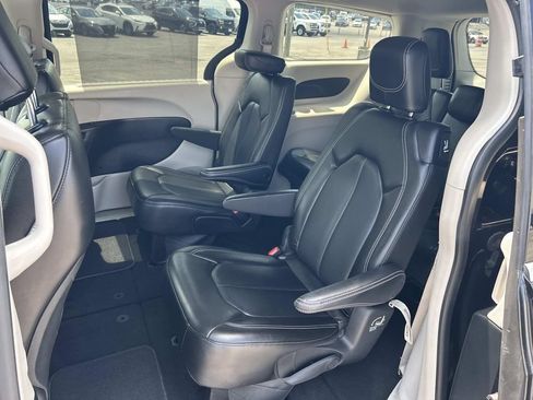 Used 2023 Chrysler Pacifica Touring-L FWD image 26
