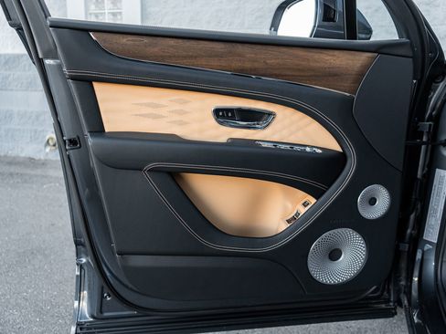 Used 2025 Bentley Bentayga image 23