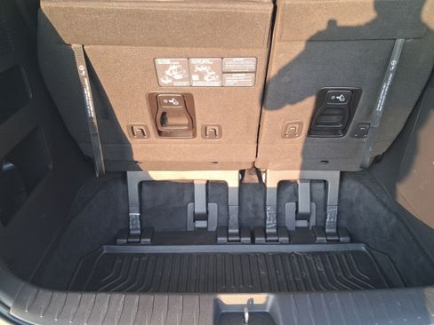Used 2025 Kia Carnival EX FWD image 26