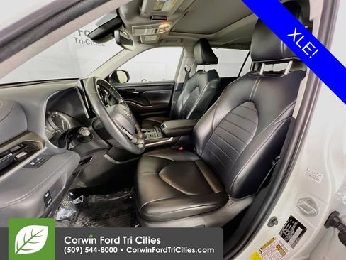 Used 2022 Toyota Highlander XLE AWD/4WD image 25