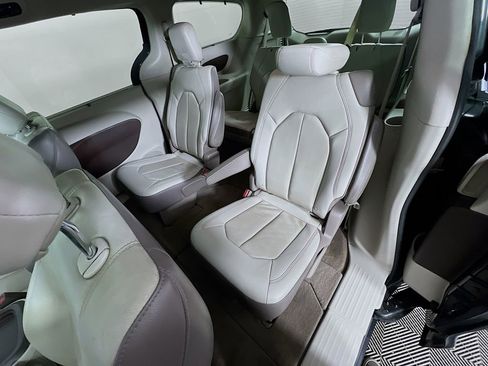 Used 2019 Chrysler Pacifica Touring-L w/ Advanced Safetytec Group image 25