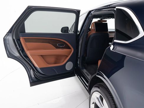 Used 2023 Bentley Bentayga Extended Wheelbase AWD/4WD image 21