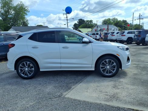 Used 2022 Buick Encore GX Select w/ Sport Touring Package FWD image 2