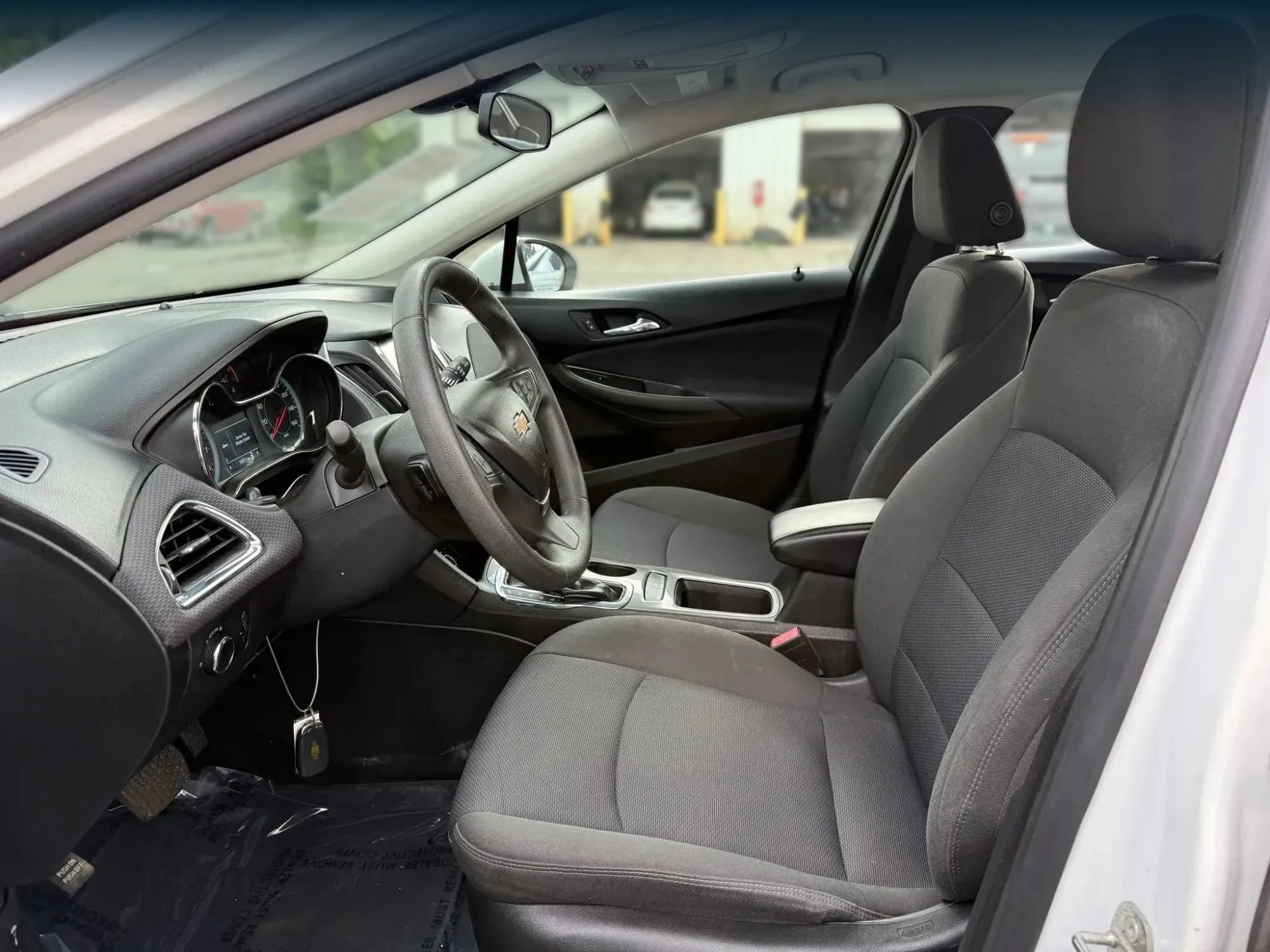 Used 2018 Chevrolet Cruze LT w/ Convenience Package FWD image 2