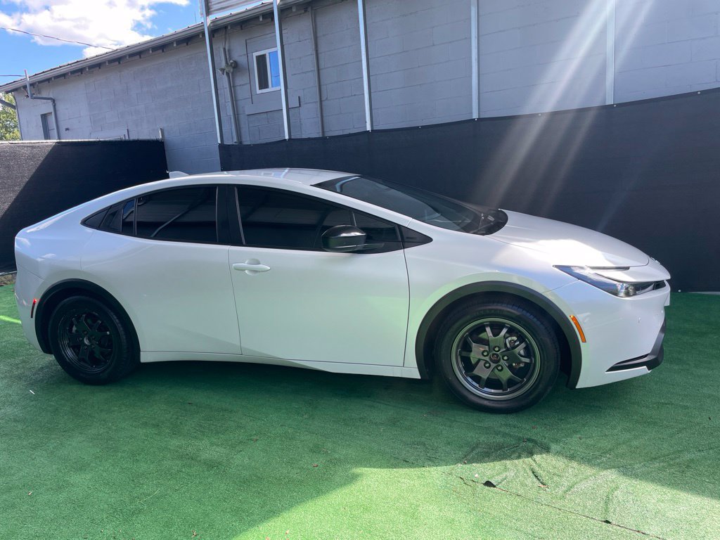 Used 2023 Toyota Prius LE FWD image 3