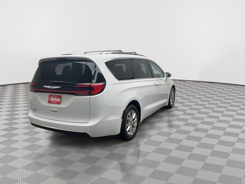 Used 2021 Chrysler Pacifica Touring-L w/ Premium & Safety Sphere Group image 37