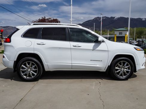 Used 2018 Jeep Cherokee Overland w/ Technology Group AWD/4WD image 9