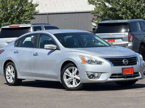 Used 2015 Nissan Altima 2.5 SV FWD image 2