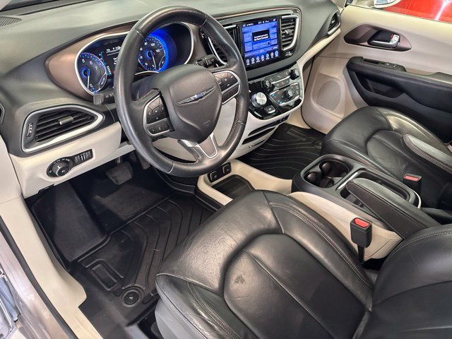 Used 2017 Chrysler Pacifica Touring-L FWD image 39