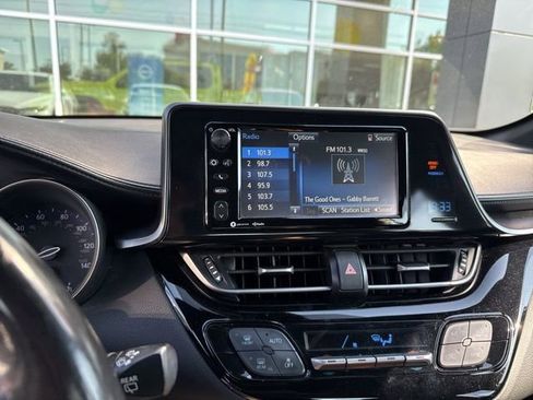 Used 2018 Toyota C-HR XLE FWD image 2