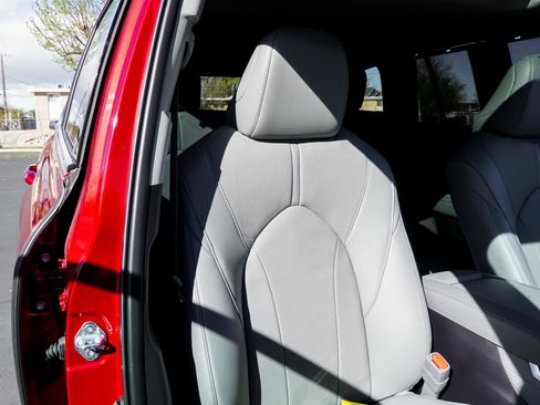 Used 2025 Toyota Highlander Limited image 25