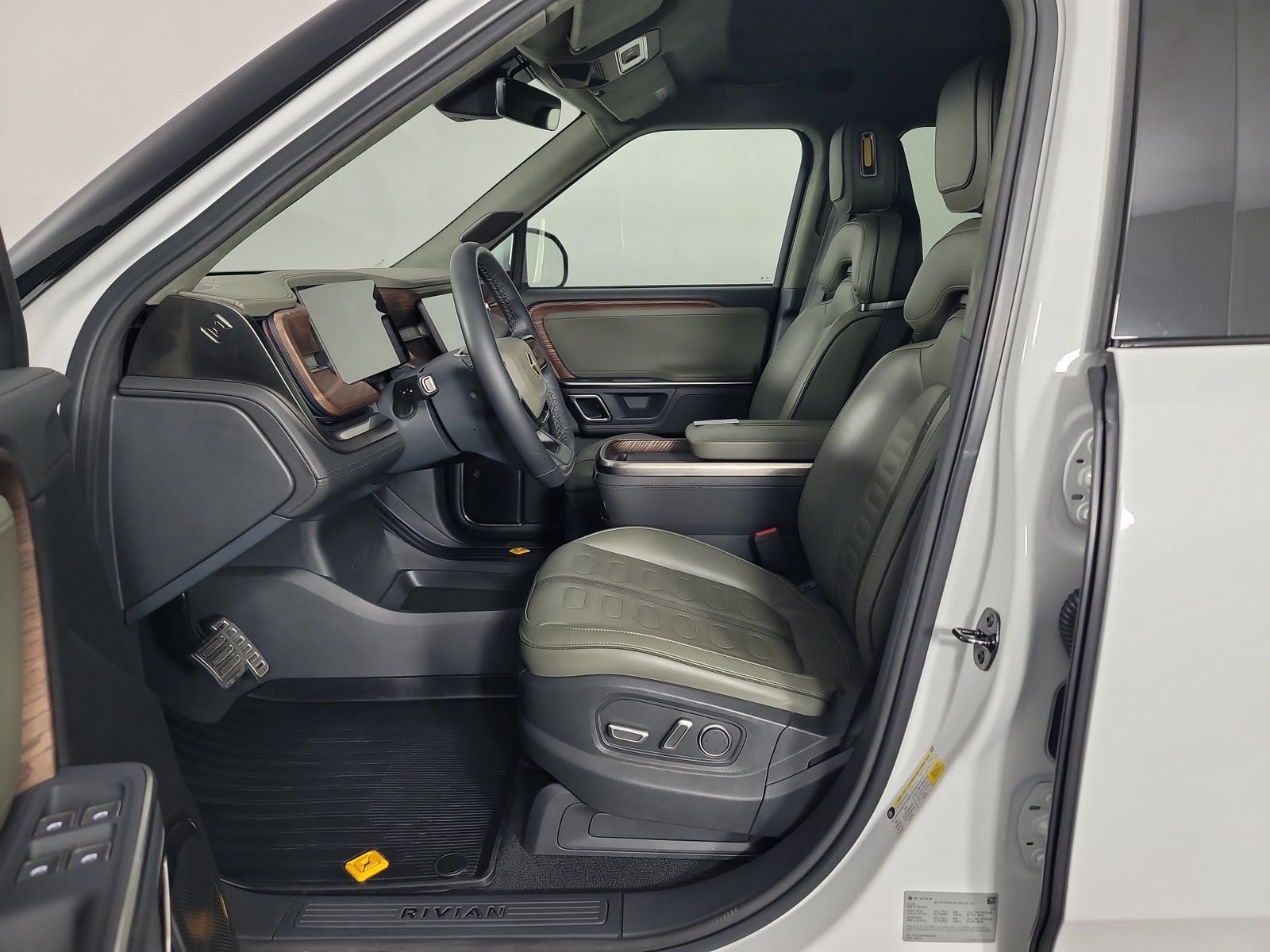 Used 2024 Rivian R1T Adventure Dual AWD/4WD image 20