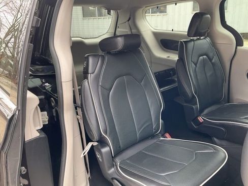 Used 2024 Chrysler Pacifica Limited FWD image 35