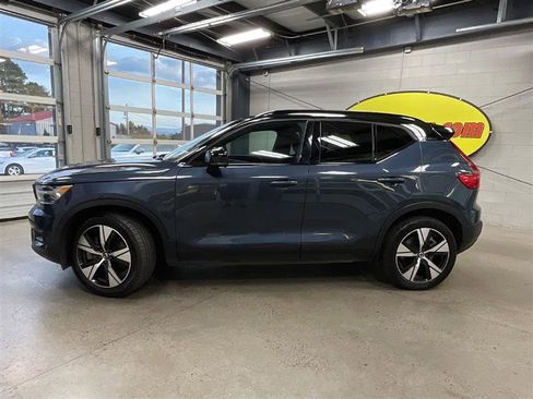 Used 2022 Volvo XC40 P8 Recharge Plus image 2