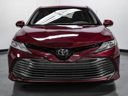 Used 2018 Toyota Camry XLE FWD image 5