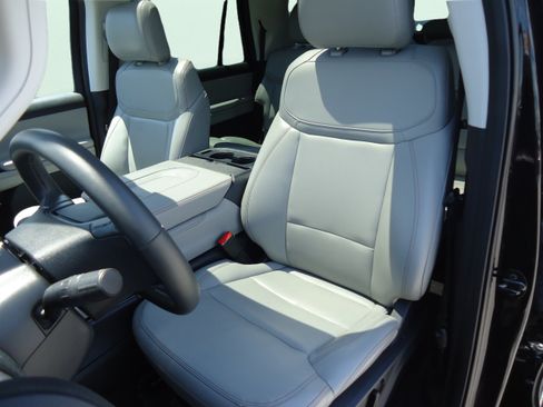 Used 2025 Ford Expedition Max Active AWD/4WD image 24