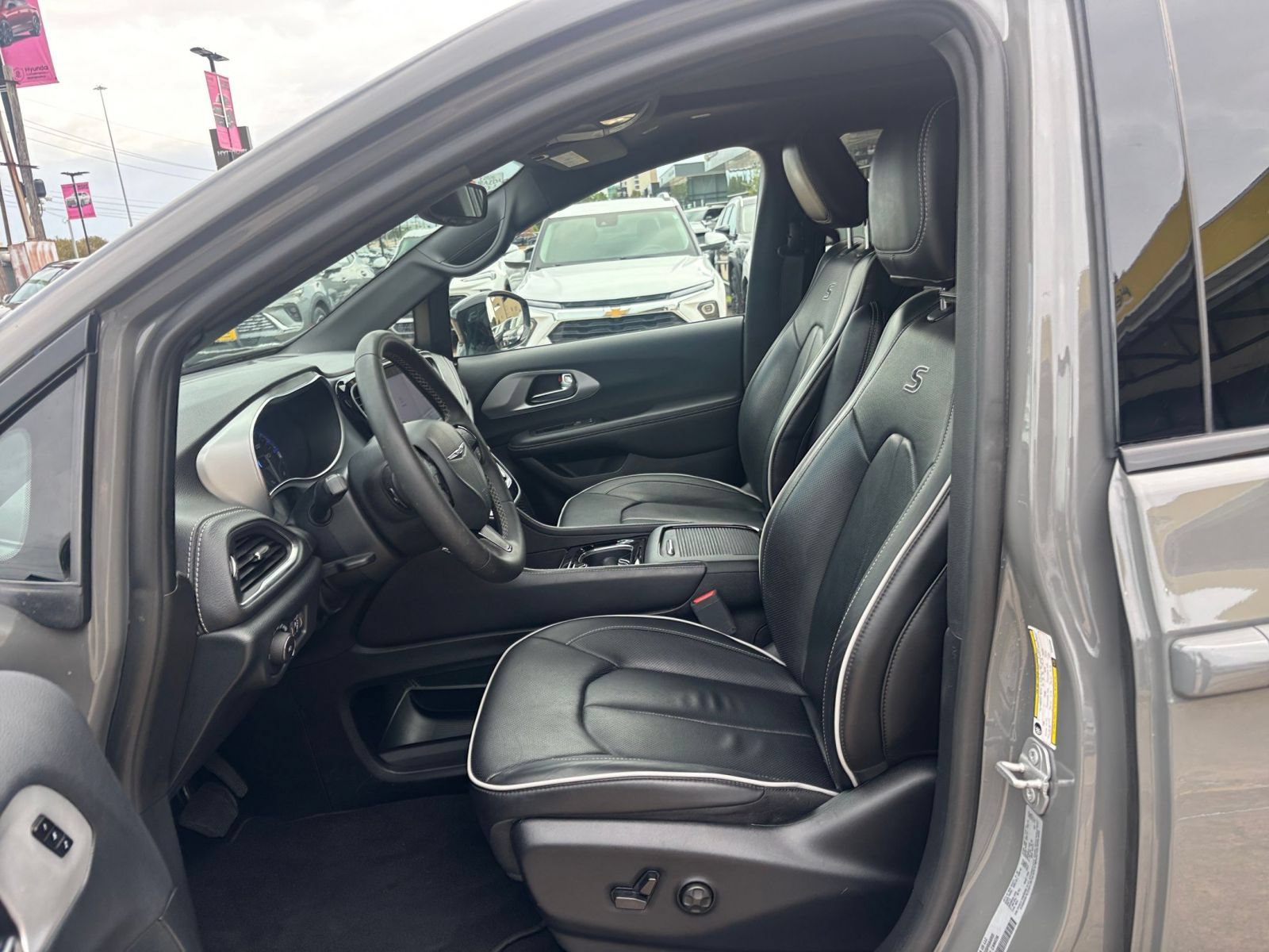 Used 2025 Chrysler Pacifica Limited FWD image 29