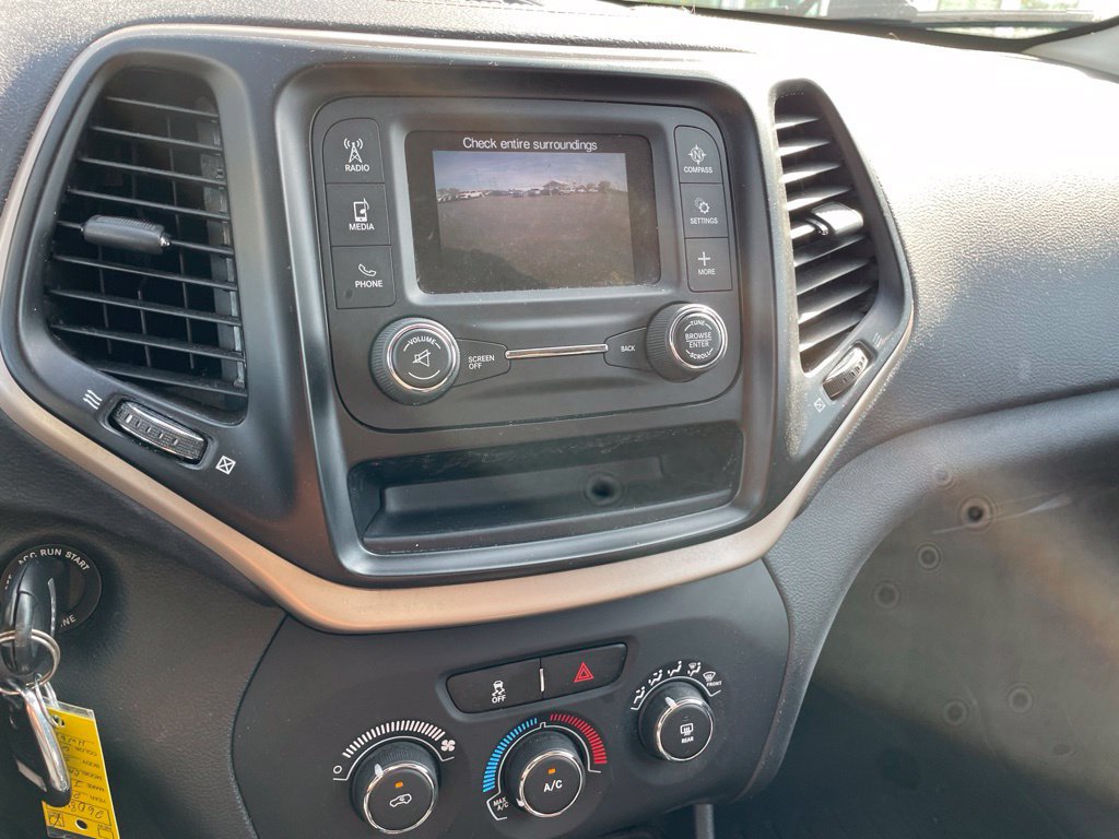 Used 2017 Jeep Cherokee Sport FWD image 24