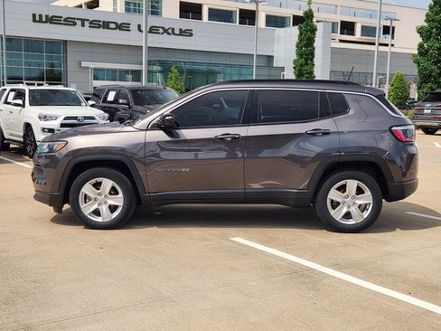 Used 2022 Jeep Compass Latitude FWD image 4