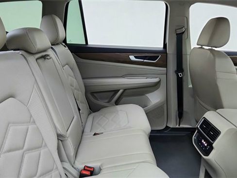 Used 2025 Volkswagen Atlas SE image 24