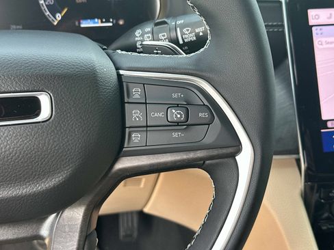 New 2025 Jeep Grand Cherokee Limited w/ Luxury Tech Group II AWD/4WD image 30
