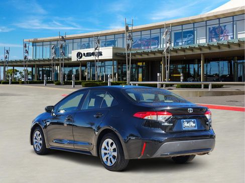 Used 2022 Toyota Corolla LE image 4