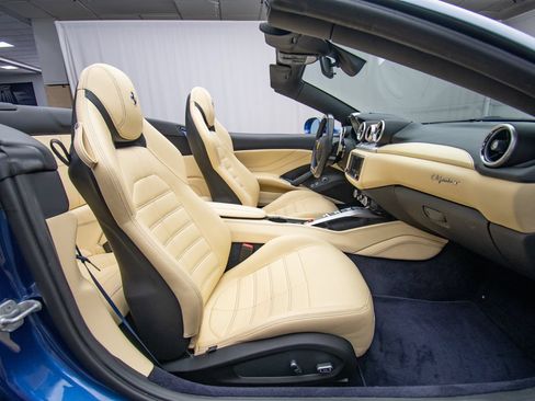 Used 2016 Ferrari California T RWD image 22