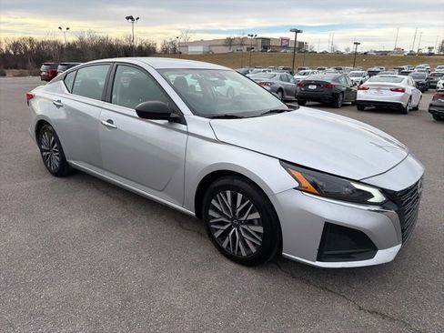Used 2024 Nissan Altima 2.5 SV image 9
