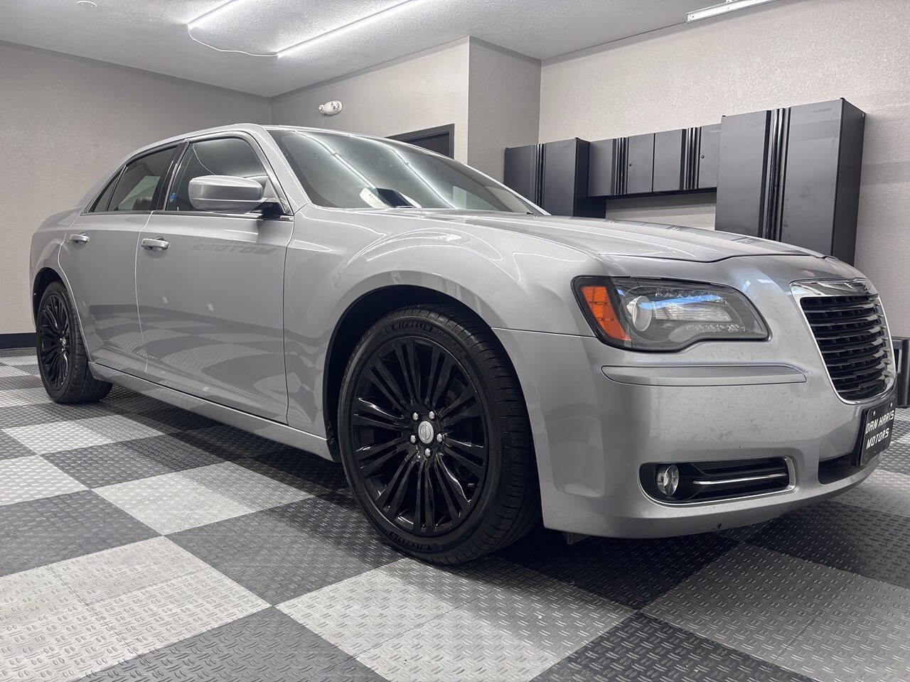 Used 2013 Chrysler 300 S RWD image 4