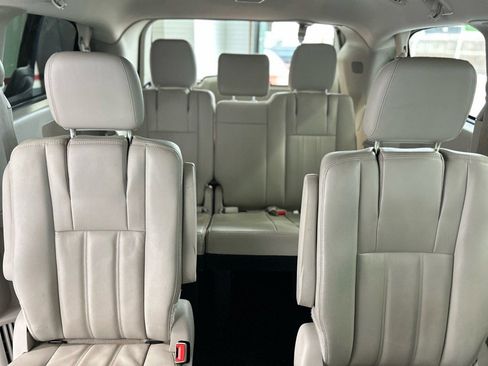 Used 2013 Chrysler Town & Country Touring image 23