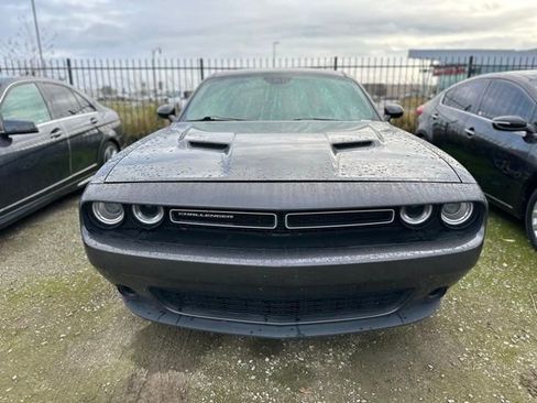 Used 2016 Dodge Challenger SXT image 2