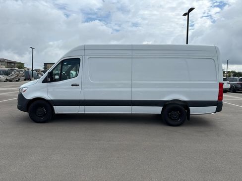 Used 2025 Mercedes-Benz Sprinter 2500 image 8