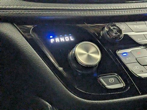 Used 2025 Chrysler Pacifica Limited image 18