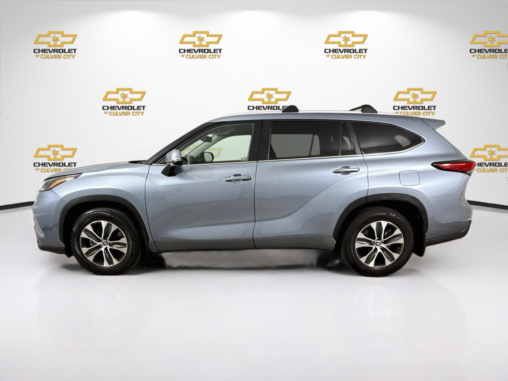 Used 2023 Toyota Highlander XLE FWD image 5