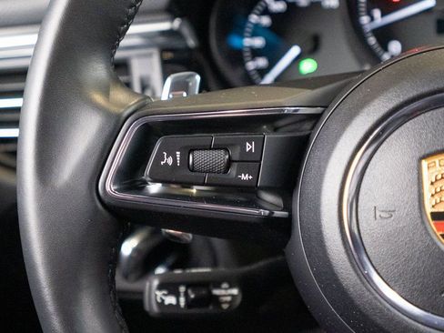 Certified 2025 Porsche Macan AWD/4WD image 33